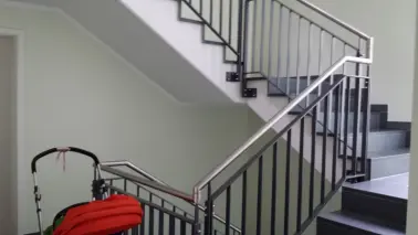 Treppenaufgang in einem Mietshaus mit Treppengeländer aus Edelstahl
