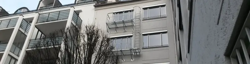 Notleiter  verbindet zwei Balkone an einem mehrstöckigem Gebäude
