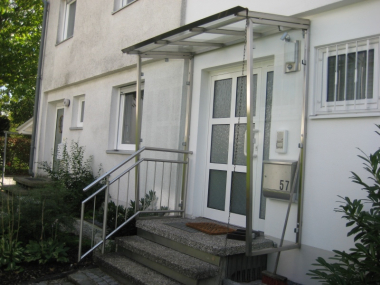 Kleines Vordach als Regenschutz vor Privathaus - DK-Schlosserei München