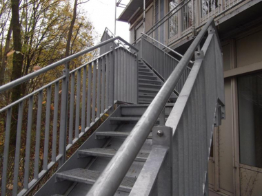 Geländer bei einer Nottreppe verzinkter Stahl, Außenbereich