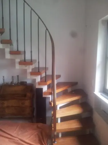 Frontansicht der Holztreppe mit Edelstahl-Treppengeländer
