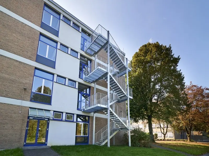 Schulgebäude mit Aussen-Systemtreppe, die auch als Fluchtweg genutzt werden kann