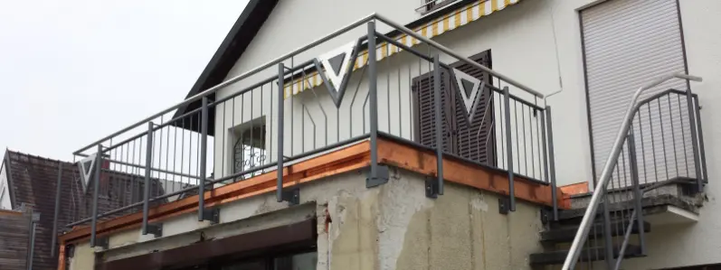 Balkon mit Treppenzugang auf einer Garage, die noch im Rohbau ist