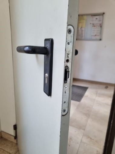 Kleinreparaturen für Industrieunternehmen Türschloß wird repariert