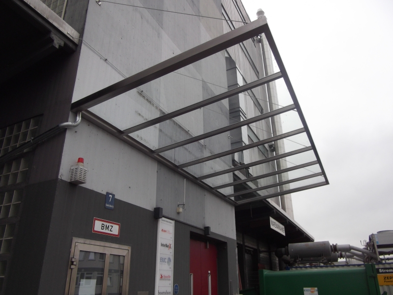  Regenschutzdach über Eingangsbereich bei Gewerbebetrieb in München - DK Schlosserei 