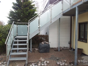 Außentreppe aus Metall als Zugang zu oberem Stockwerk - DK-Schlosserei Trudering 